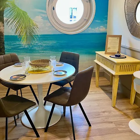Chic Between The Sea And Palm Trees *